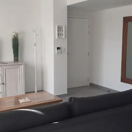 Port : Superbe T3 Climatise Avec Terrasse, Parking, Et Proche - Fr-1-727-21