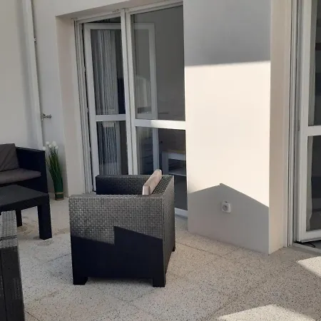Port : Superbe T3 Climatise Avec Terrasse, Parking, Et Proche - Fr-1-727-21 Apartamento